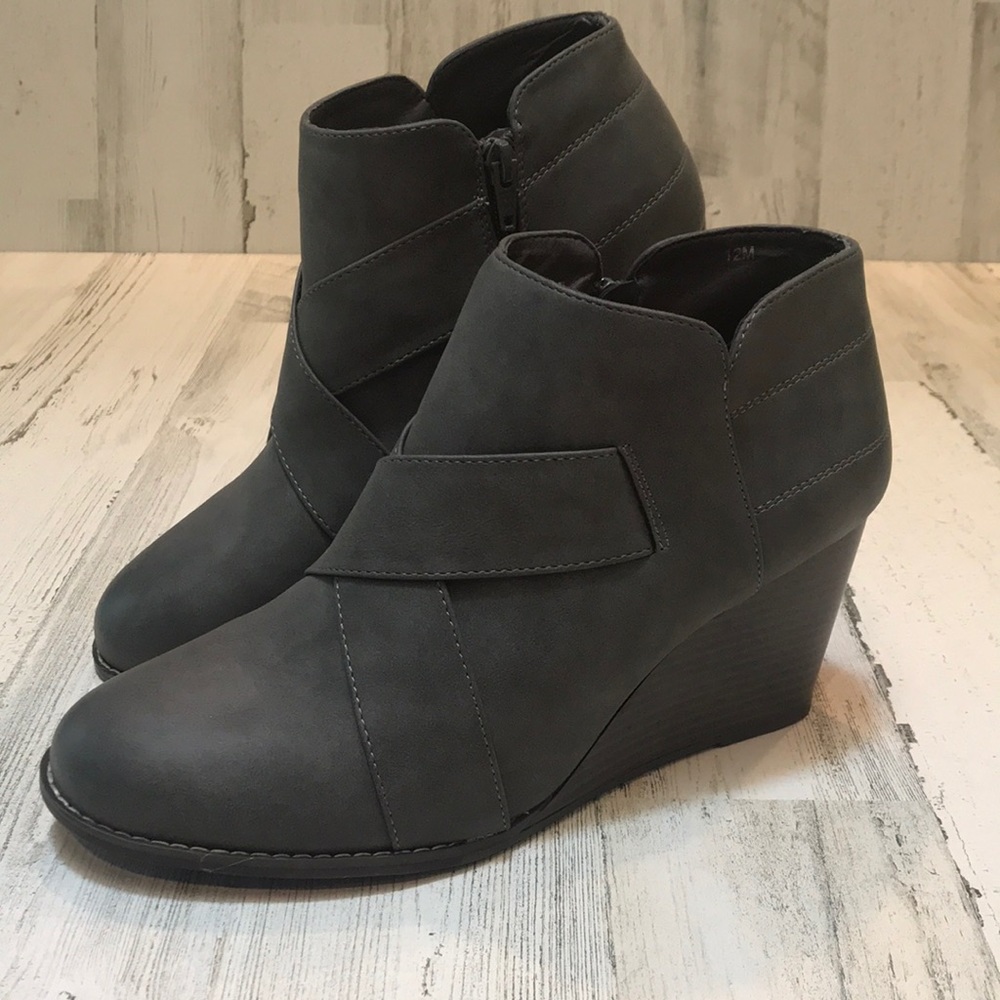 New without tags Maurices zip up booties size 12 M